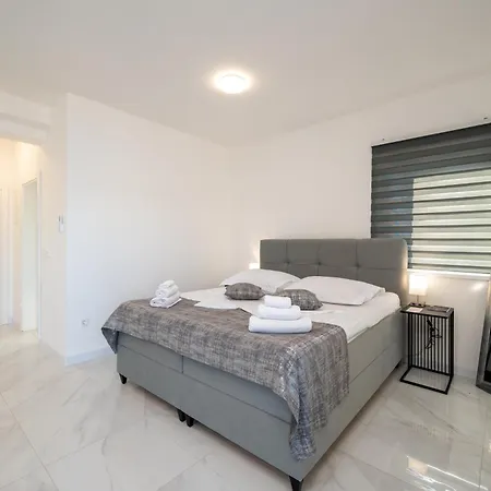 Apartmán With Parking Space Mastrinka, Ciovo - 24727 Trogir
